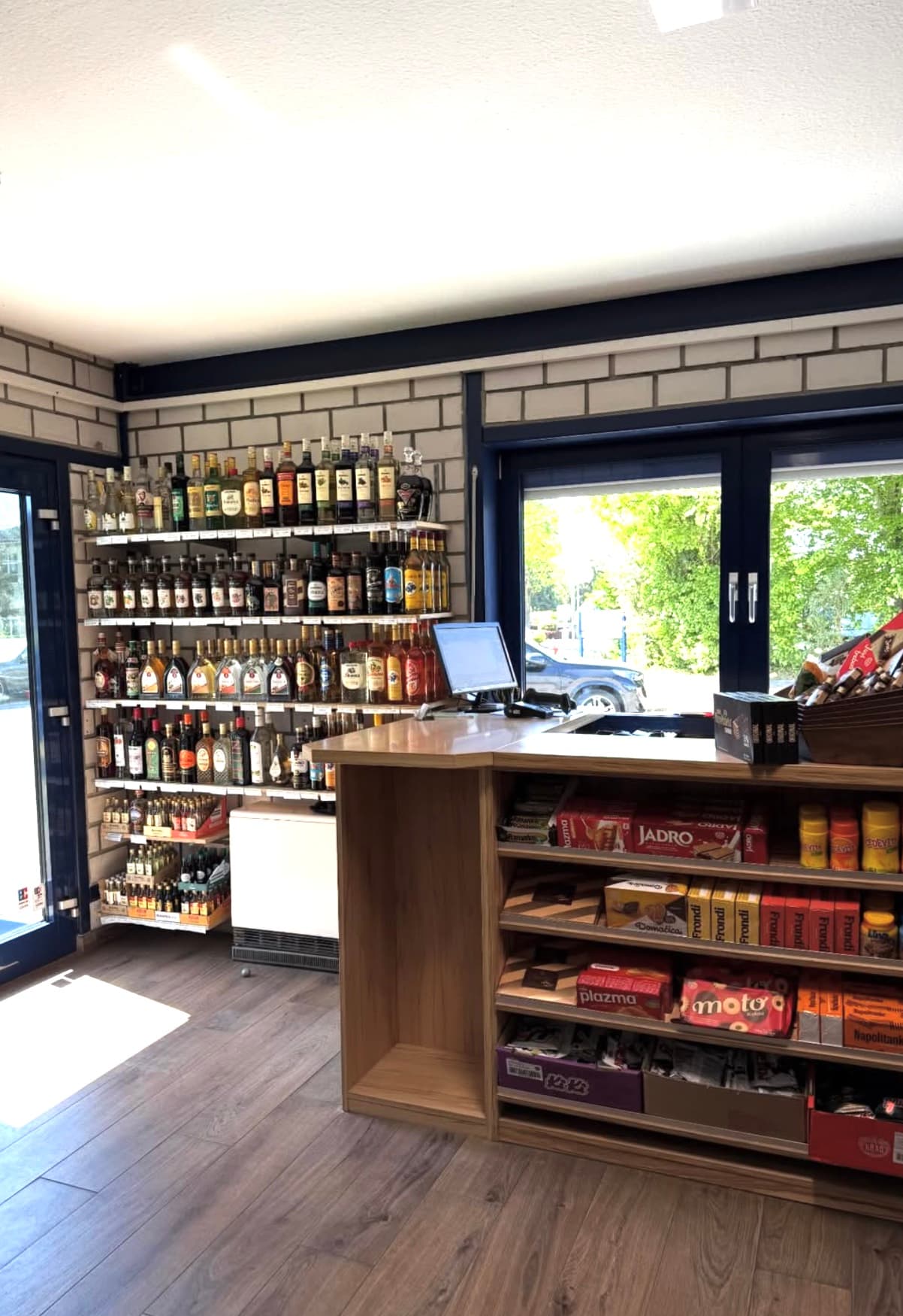 Theke mit Spirituosen und kroatischen Süßwaren im Laden