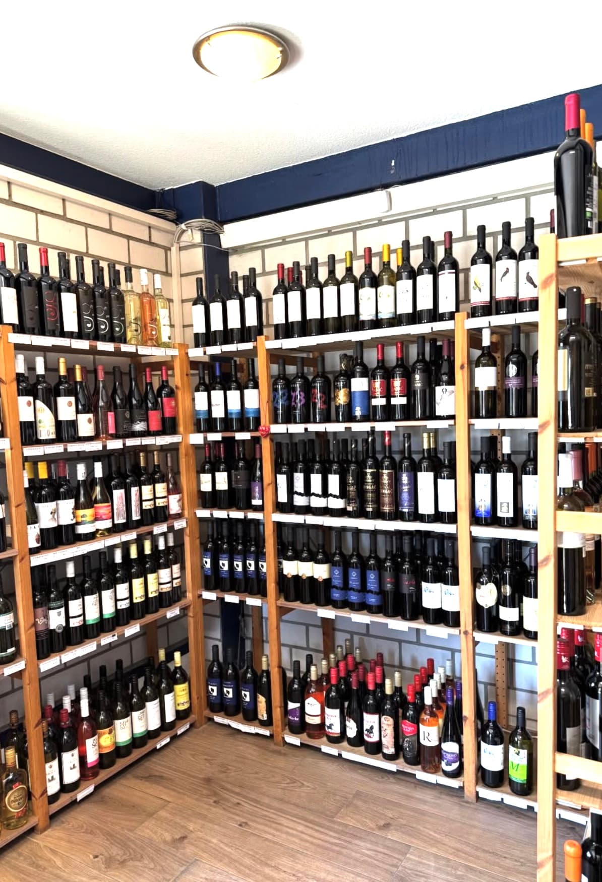 Weinregale im Laden, voll mit kroatischen Weinen